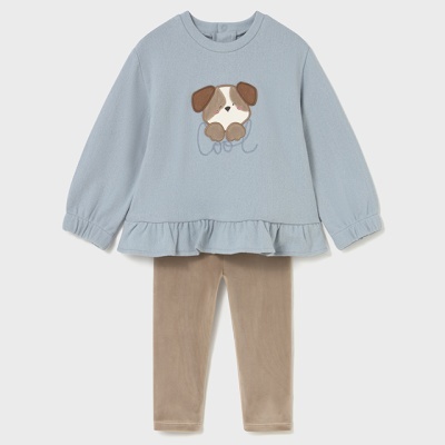 Conjunto infantil azul claro com bordado de cachorro e calças bege