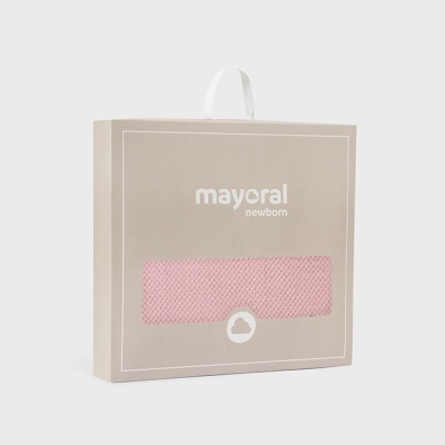 Embalagem bege com produto rosa Mayoral Newborn e janela transparente