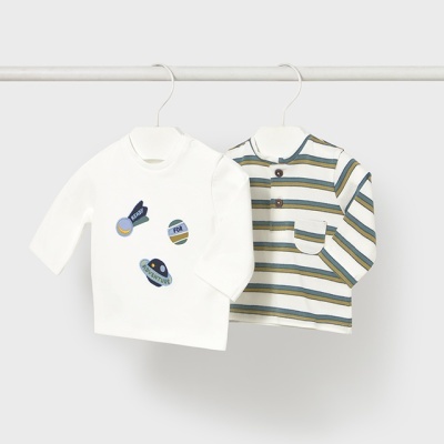 Dois casacos de bebé, um branco com estampas e outro às riscas bege, verde e azul.