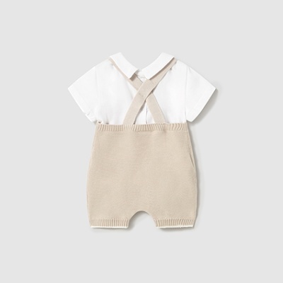Conjunto bebé com camisola branca e calções de malha bege com alças