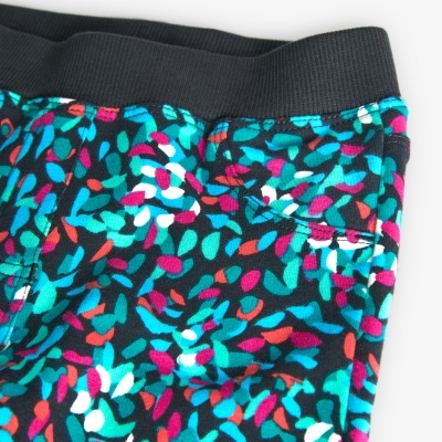 Peça de roupa com cós preto e padrão colorido abstrato