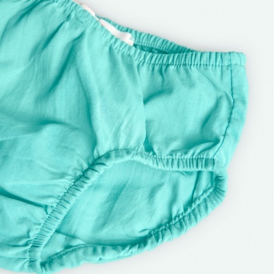 Cueca feminina verde-água com tecido leve e elásticos