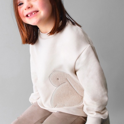 Camisola bege com padrão de coelho em tecido felpudo