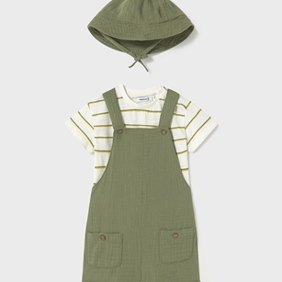 Conjunto infantil verde com macacão, t-shirt riscada e chapéu.
