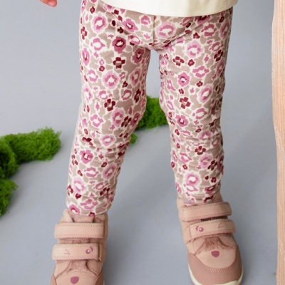 Calças florais rosa e sapatilhas cor de rosa para criança.