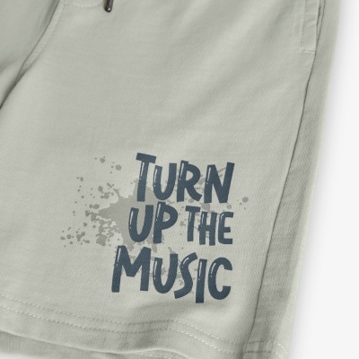 Calção cinza claro com texto azul 'TURN UP THE MUSIC' e manchas de pintura cinza.