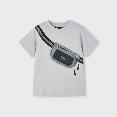 T-shirt branca com impressão de pochete cinzenta e alça preta