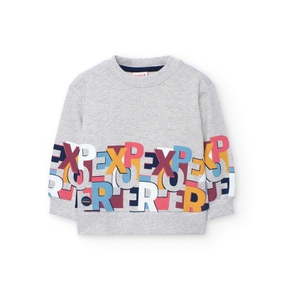 Sweatshirt cinza claro com estampado colorido de letras na parte inferior e mangas