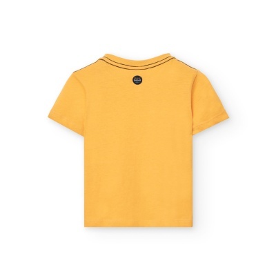 T-shirt infantil amarela com gola redonda e etiqueta preta na parte de trás