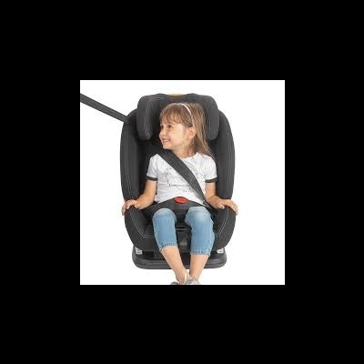 Criança sentada numa cadeira de automóvel preta com cinto de segurança