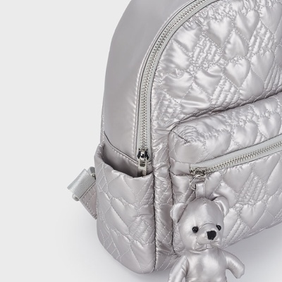 Mochila prateada acolchoada com padrão de corações e ursinho pendurado