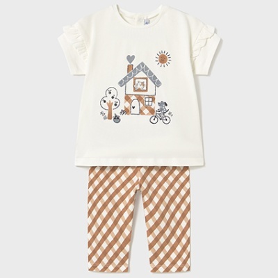 Conjunto infantil com t-shirt branca estampada e calças xadrez castanho e branco.