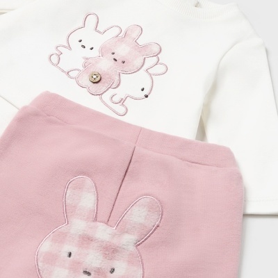 Conjunto de bebé com camisola branca e calças rosa com coelhos bordados