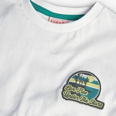 T-shirt branca com aplicação bordada colorida e gola com interior verde