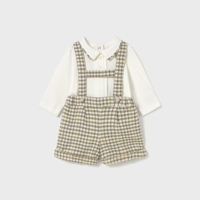 Conjunto de bebé com camisa branca e calções de alças xadrez