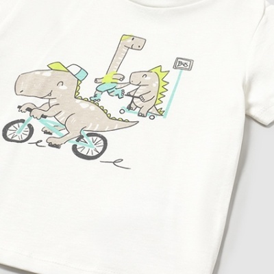 T-shirt branca com estampa de dinossauros a andar de bicicleta e patins.