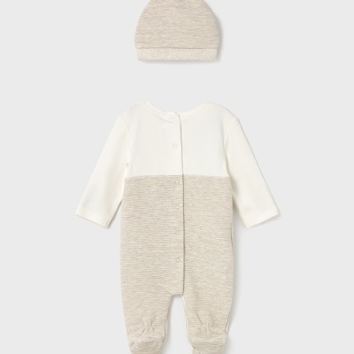 Conjunto macacão e gorro para bebé tons branco e bege