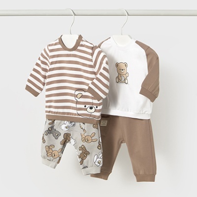 Conjuntos de roupa de bebé com motivos de urso em tons castanhos e bege