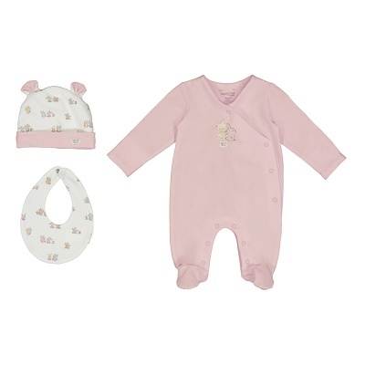 Conjunto de roupa de bebé com macacão rosa, gorro branco com estampado e babete branca com padrão de coelhos.