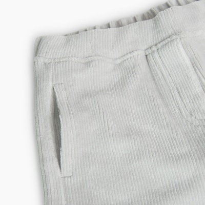 Calças cinza claro de veludo cotelê com bolso lateral