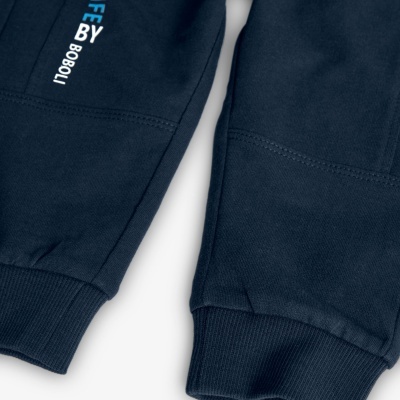 Mangas de peça de vestuário azul escuro com punhos elásticos e texto impresso