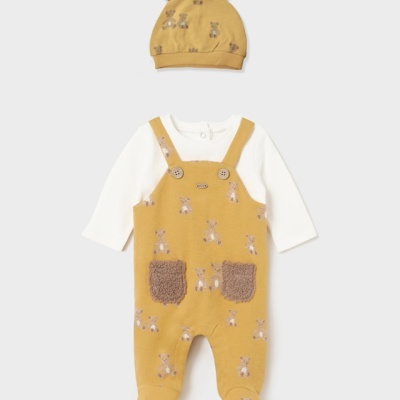 Conjunto de bebé com jardineira amarela e camisola branca com gorro amarelo com orelhas