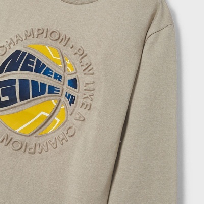 Camisola bege com estampa de bola de basquetebol e texto motivacional