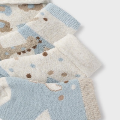 Conjunto de quatro meias de bebé azul claro e bege com desenhos e padrões