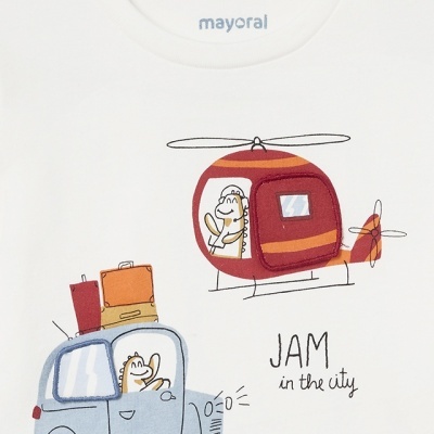 Camisola branca com estampado de helicóptero e carro com malas e textos