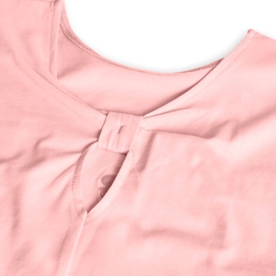 Peça de roupa rosa com gola redonda e laço no decote