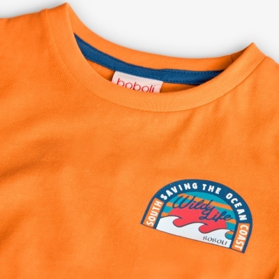 Camisola laranja com gola azul escuro e estampado semicircular colorido da marca boboli