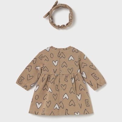 vestido bege para bebé com padrão de corações e letras e faixa de cabelo a condizer