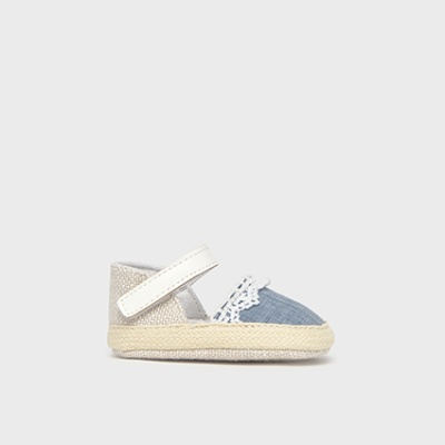 Sapato bébé azul e bege com tira de velcro e acabamento rendado branco