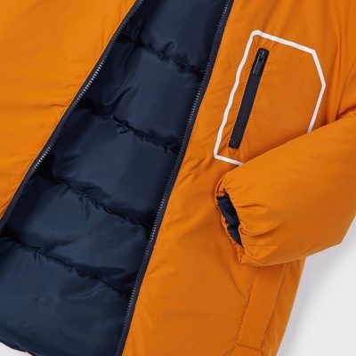 Casaco acolchoado laranja com interior azul escuro e bolso com fecho