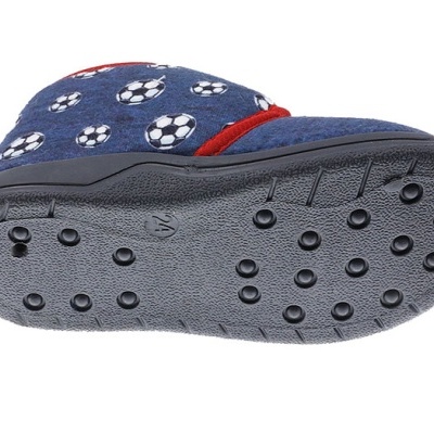 Chinelos de quarto azuis com estampa de bolas de futebol e sola preta antiderrapante