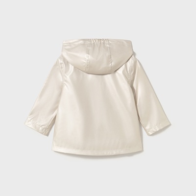 Casaco impermeável bege claro com capuz visto de costas