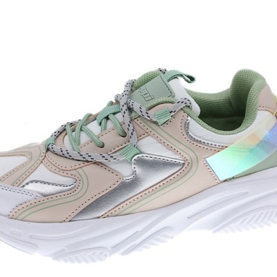 Ténis desportivo branco com detalhes pastel e prateados