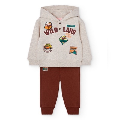 Conjunto de roupa infantil com capuz cinza claro e calças castanhas