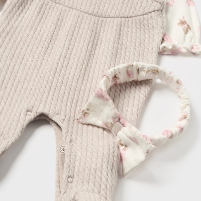Conjunto de roupa para bebé com macacão bege de malha, vestido branco floral e faixa de cabelo