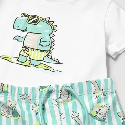 Conjunto infantil t-shirt branca e calções às riscas verdes com dinossauros