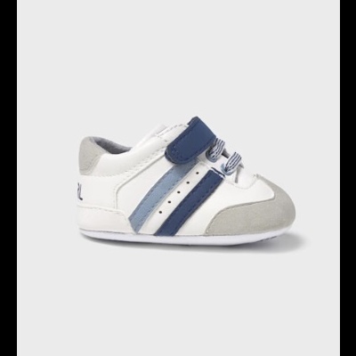 Sapatilha branca para bebé com detalhes em azul e cinzento