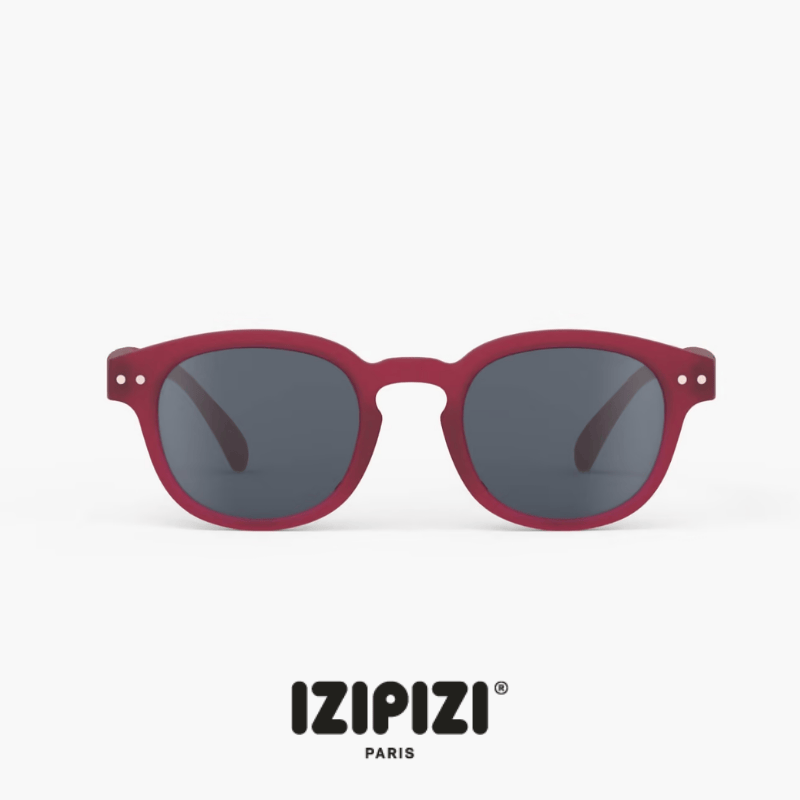 Óculos de Sol Izipizi 3-5 Anos - Cranberry Óculos de sol vermelhos com lentes escuras e logo IZIPIZI PARIS
