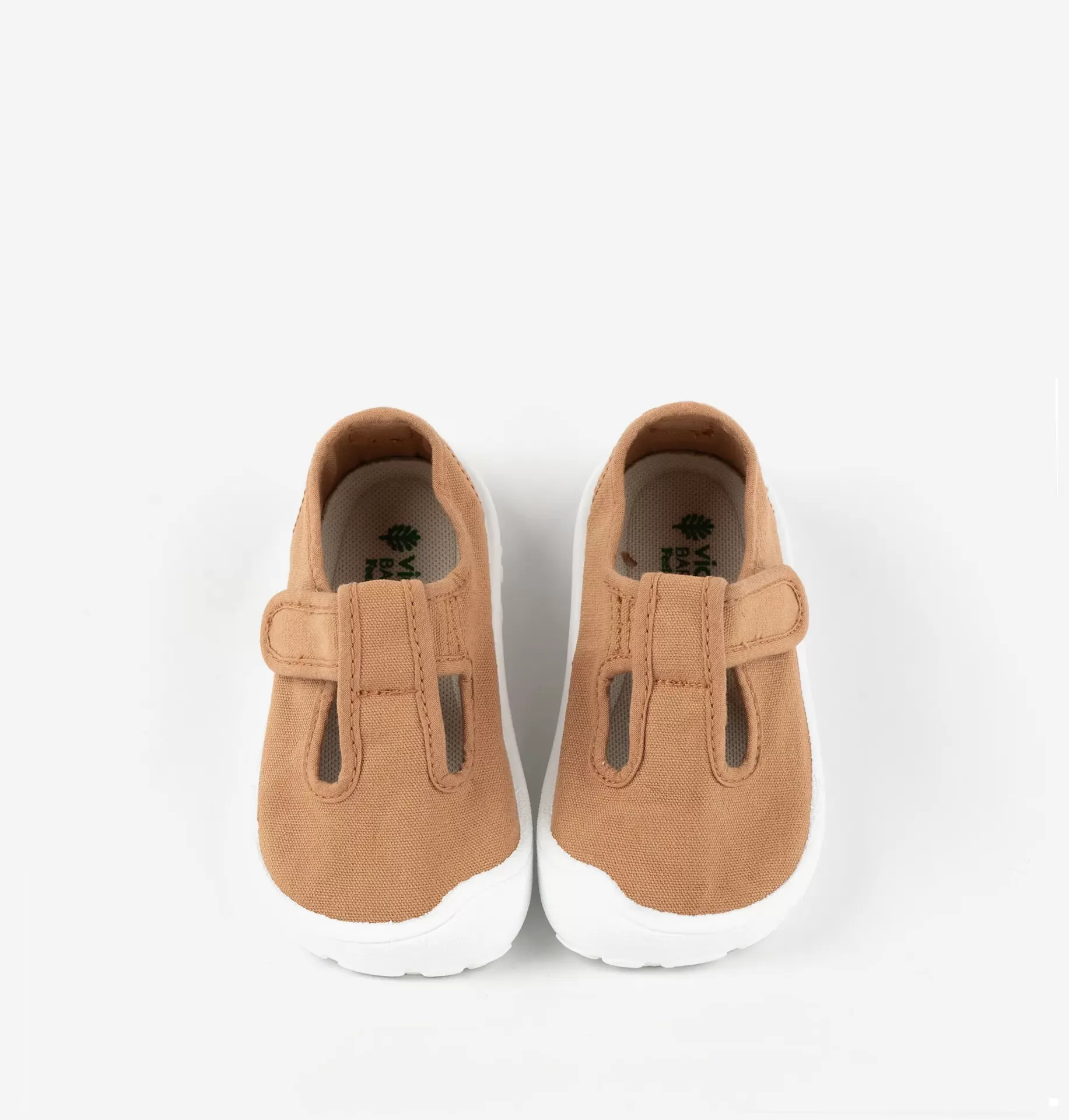 Sandálias Victoria Barefoot - Caramelo Sapatilhas infantis de tecido bege com sola branca e fecho de tira