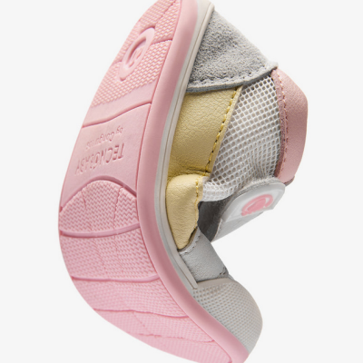 Ténis criança flexível com sola rosa e detalhes em cinzento, amarelo e malha branca