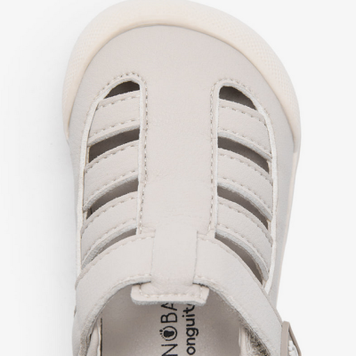 Sapato infantil branco com tiras vazadas e fecho de velcro