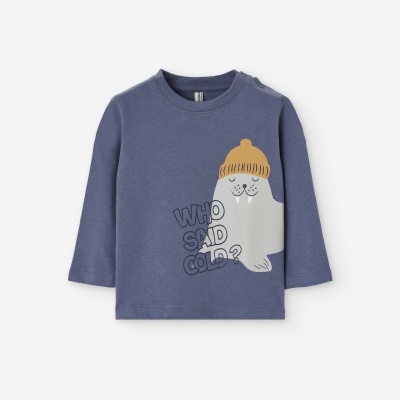 Camisola de manga comprida azul com estampado de uma morsa e texto em inglês