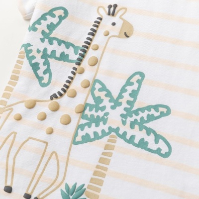 Tecido branco com riscas bege e estampado de girafa e palmeiras em relevo