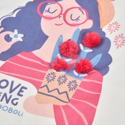 Estampa de menina com óculos cor-de-rosa e flores com pompons vermelhos num tecido branco