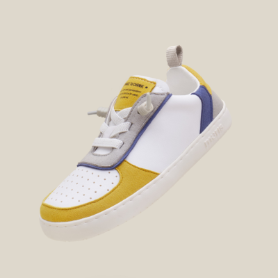 Ténis em camurça e veludo de várias cores, com sola branca e etiqueta amarela