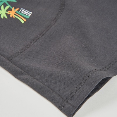 Detalhe de peça de roupa cinzenta com costura e gráfico colorido de palmeiras e texto BOBOLI